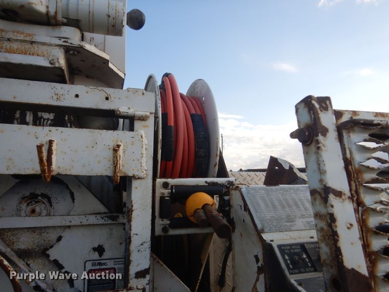 image for item HE9682 2002 International 7400  digger derrick truck