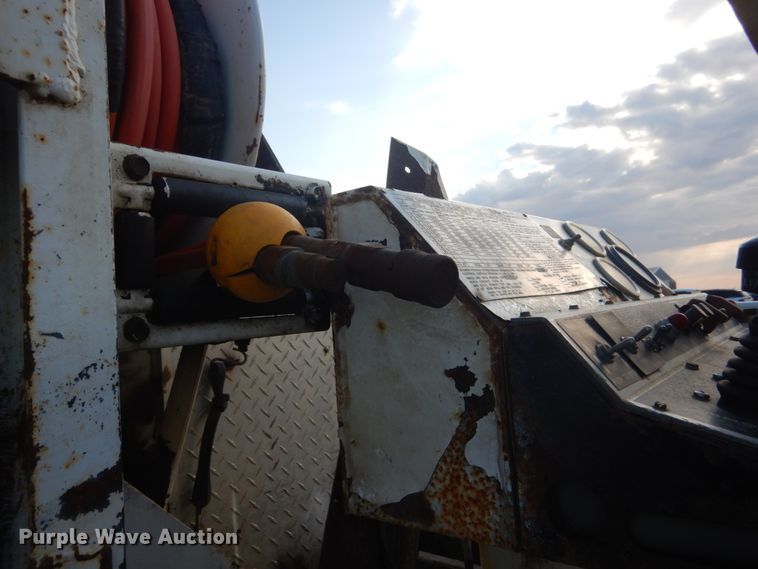 image for item HE9682 2002 International 7400  digger derrick truck