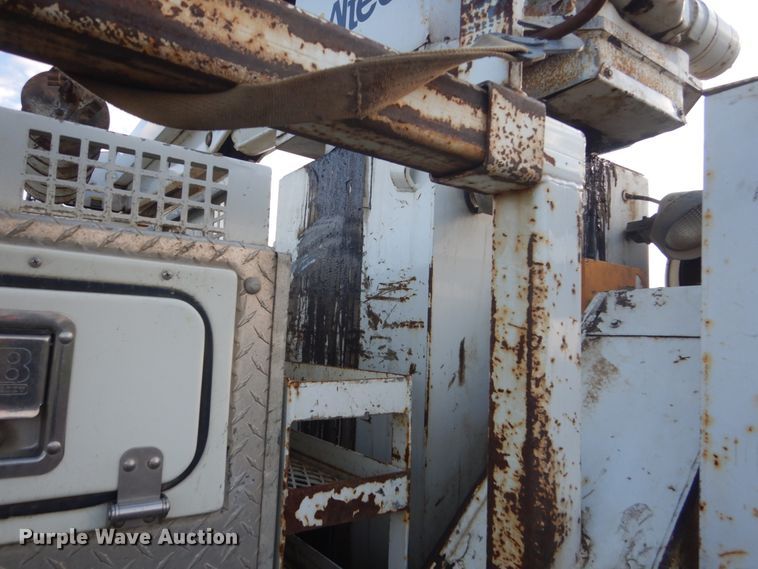 image for item HE9682 2002 International 7400  digger derrick truck