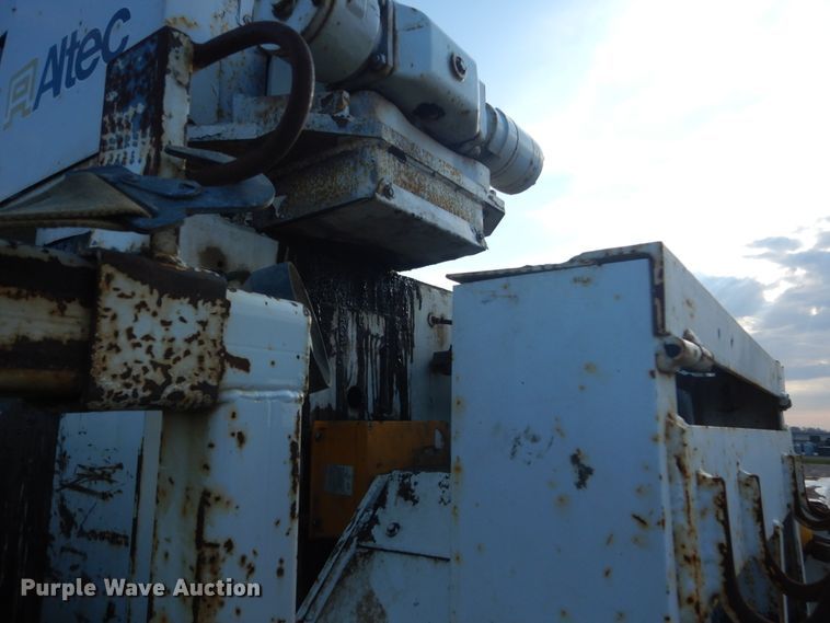 image for item HE9682 2002 International 7400  digger derrick truck