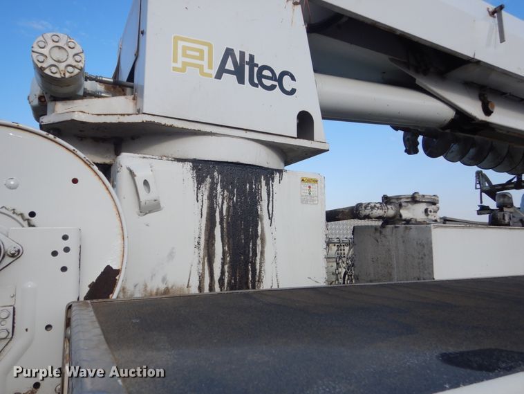 image for item HE9682 2002 International 7400  digger derrick truck