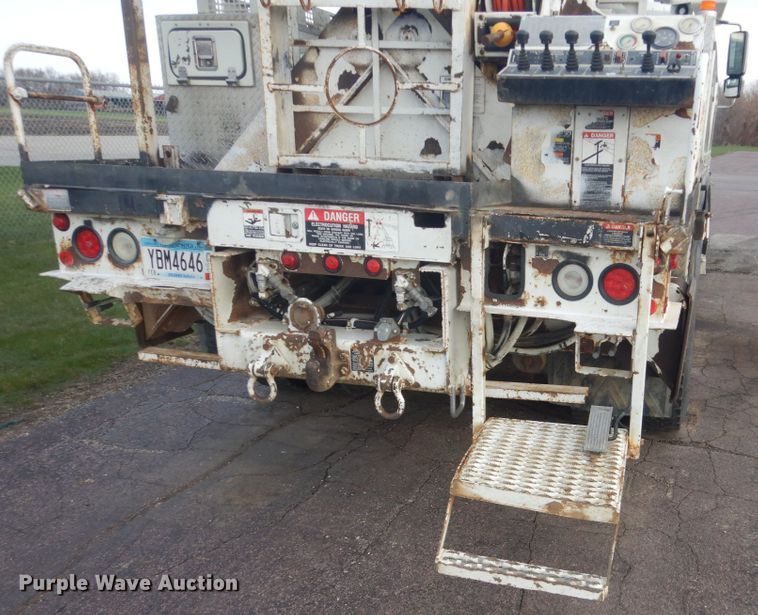 image for item HE9682 2002 International 7400  digger derrick truck