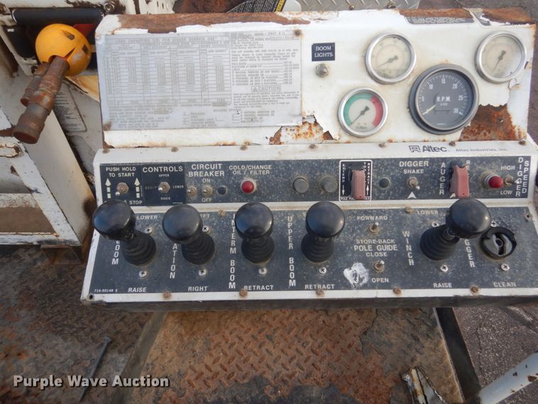 image for item HE9682 2002 International 7400  digger derrick truck