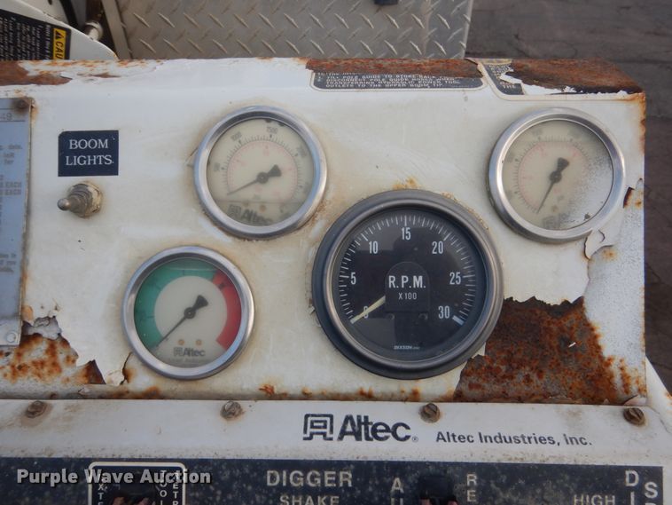 image for item HE9682 2002 International 7400  digger derrick truck