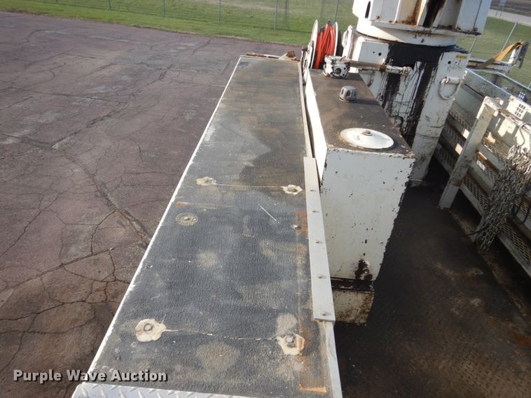 image for item HE9682 2002 International 7400  digger derrick truck