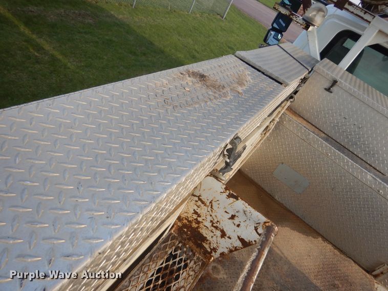 image for item HE9682 2002 International 7400  digger derrick truck