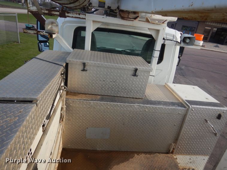 image for item HE9682 2002 International 7400  digger derrick truck