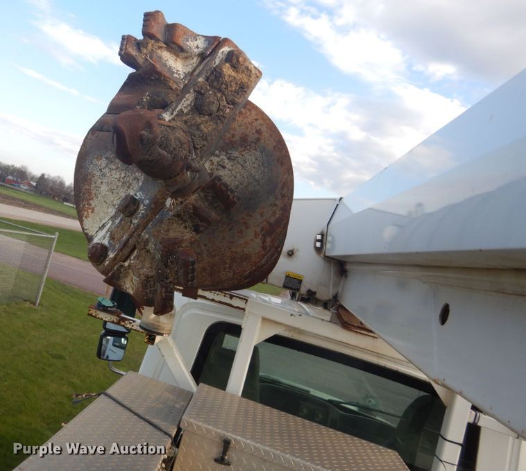 image for item HE9682 2002 International 7400  digger derrick truck