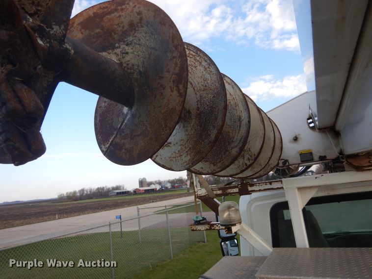 image for item HE9682 2002 International 7400  digger derrick truck