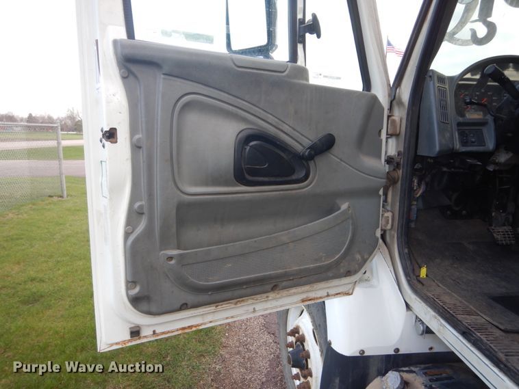 image for item HE9682 2002 International 7400  digger derrick truck