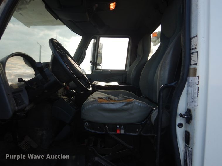 image for item HE9682 2002 International 7400  digger derrick truck