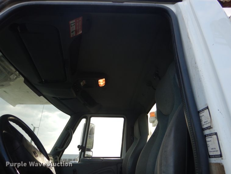 image for item HE9682 2002 International 7400  digger derrick truck