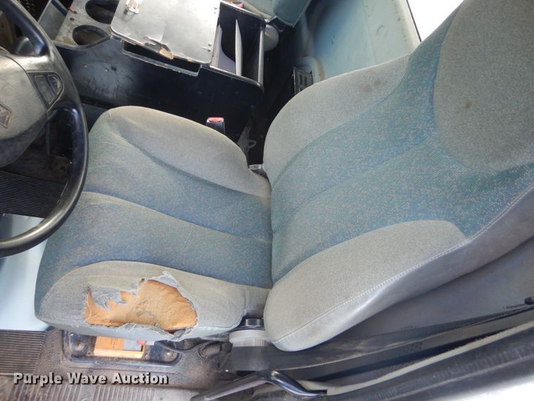 image for item HE9682 2002 International 7400  digger derrick truck