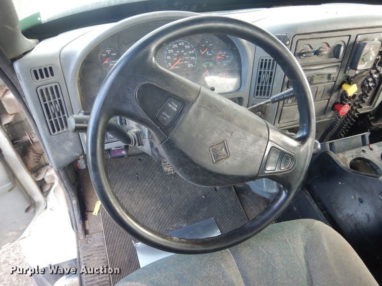 image for item HE9682 2002 International 7400  digger derrick truck