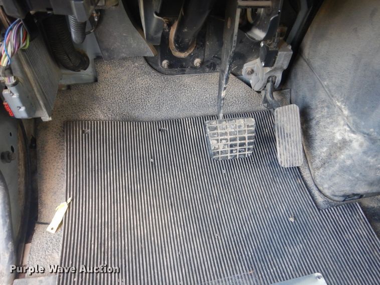 image for item HE9682 2002 International 7400  digger derrick truck