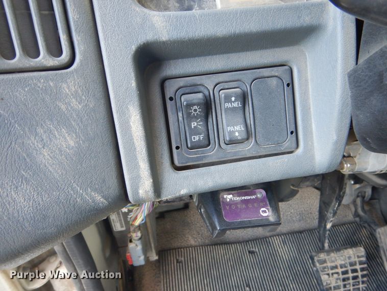 image for item HE9682 2002 International 7400  digger derrick truck