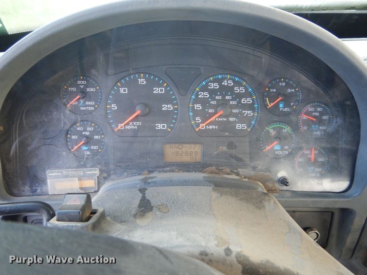 image for item HE9682 2002 International 7400  digger derrick truck