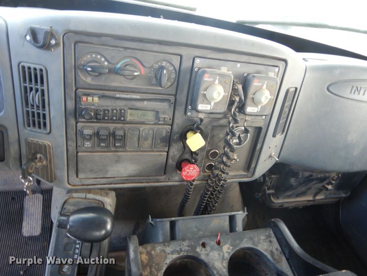 image for item HE9682 2002 International 7400  digger derrick truck