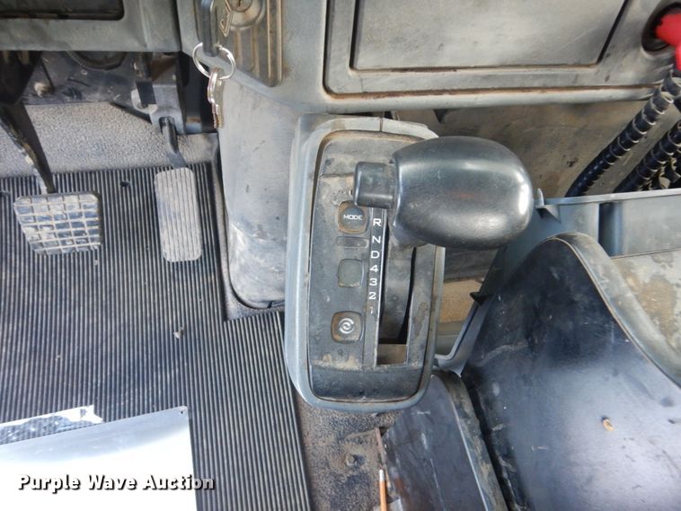 image for item HE9682 2002 International 7400  digger derrick truck