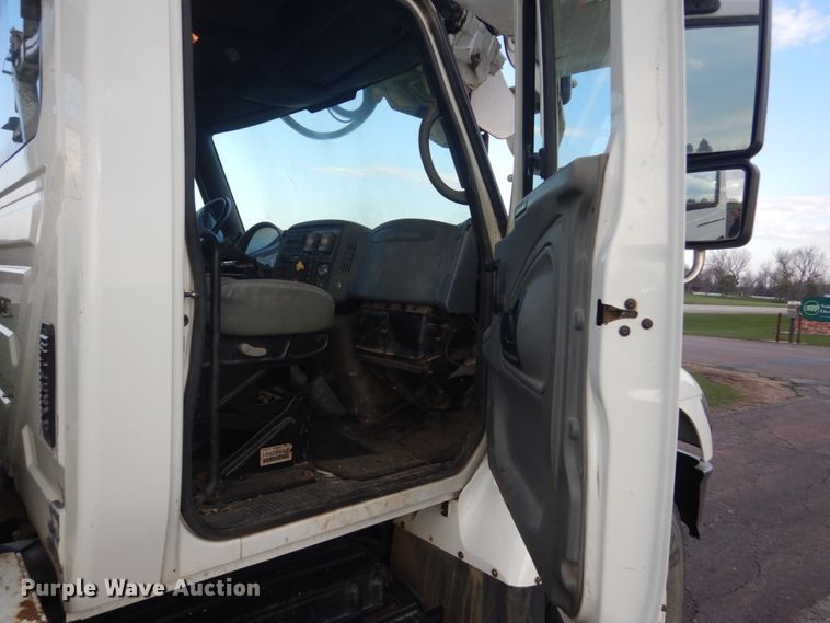 image for item HE9682 2002 International 7400  digger derrick truck