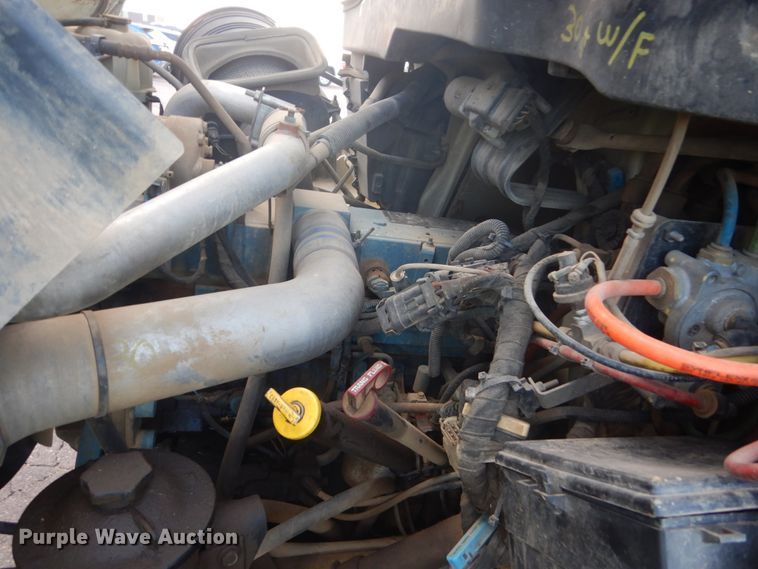 image for item HE9682 2002 International 7400  digger derrick truck