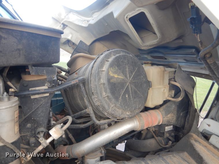 image for item HE9682 2002 International 7400  digger derrick truck