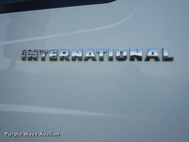 image for item HE9682 2002 International 7400  digger derrick truck