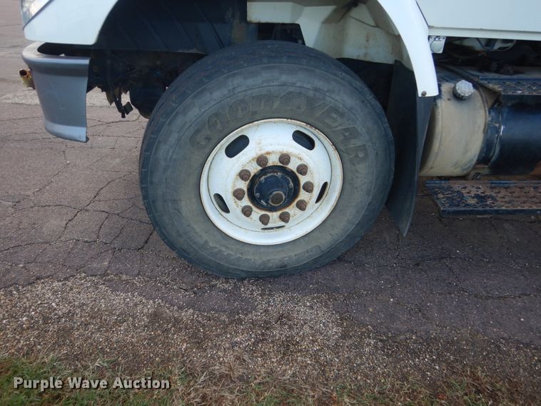 image for item HE9682 2002 International 7400  digger derrick truck