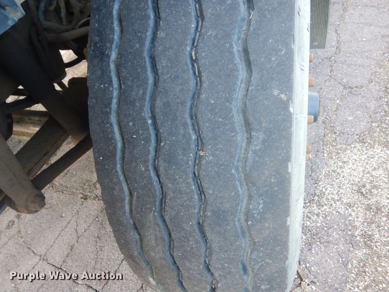 image for item HE9682 2002 International 7400  digger derrick truck