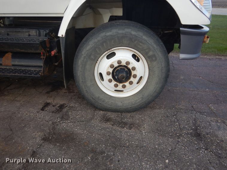 image for item HE9682 2002 International 7400  digger derrick truck