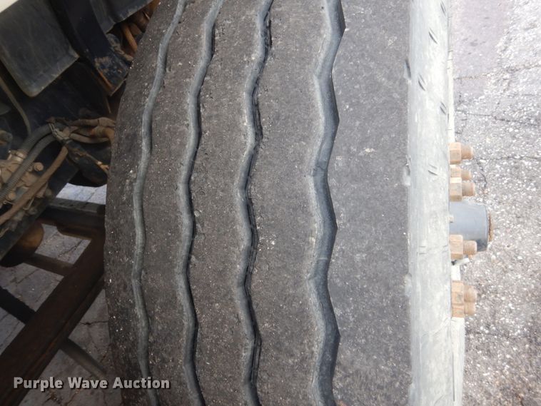 image for item HE9682 2002 International 7400  digger derrick truck