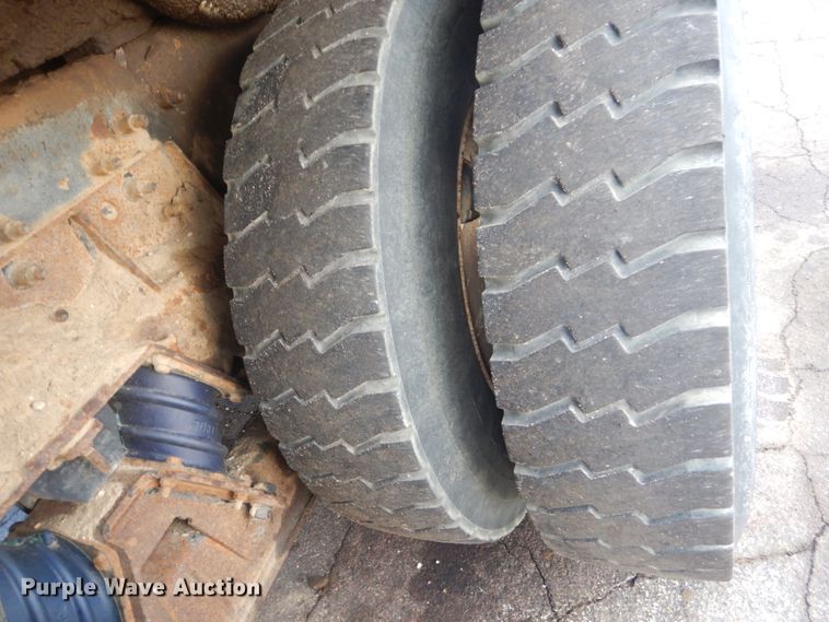 image for item HE9682 2002 International 7400  digger derrick truck