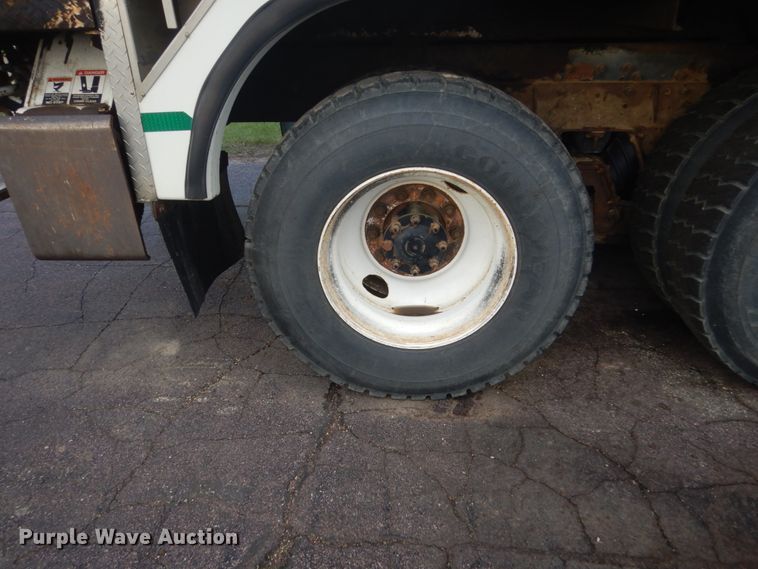 image for item HE9682 2002 International 7400  digger derrick truck