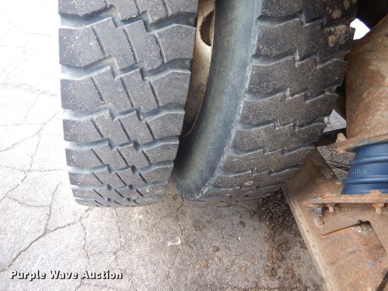 image for item HE9682 2002 International 7400  digger derrick truck