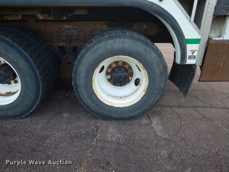 image for item HE9682 2002 International 7400  digger derrick truck