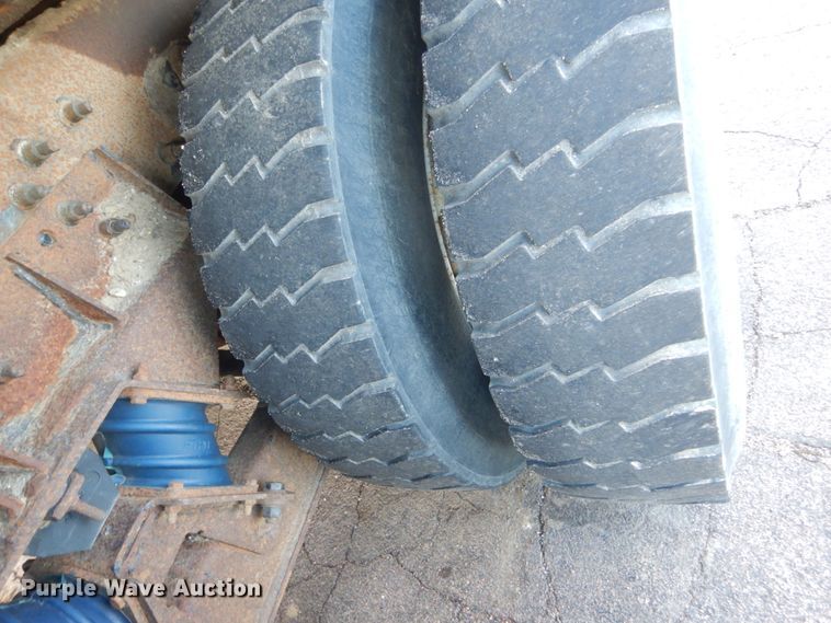 image for item HE9682 2002 International 7400  digger derrick truck