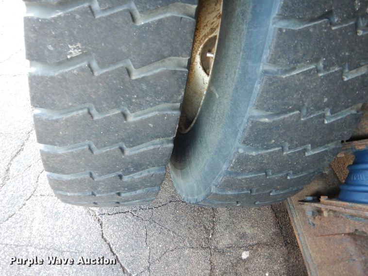 image for item HE9682 2002 International 7400  digger derrick truck