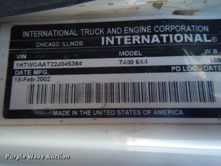 image for item HE9682 2002 International 7400  digger derrick truck