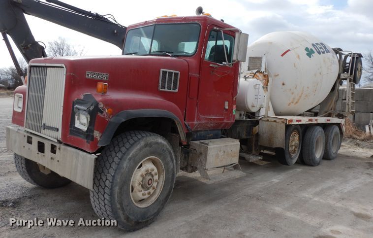 image for item HO9324 1998 International Paystar 5000  ready mix truck