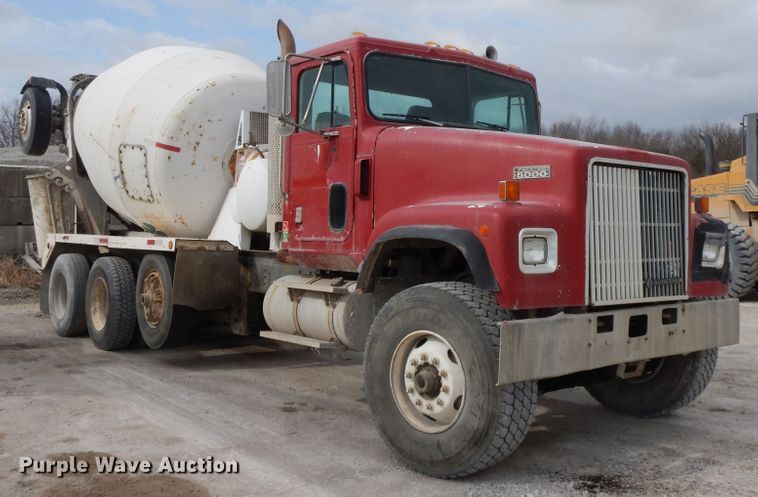 image for item HO9324 1998 International Paystar 5000  ready mix truck