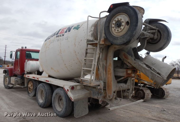 image for item HO9324 1998 International Paystar 5000  ready mix truck