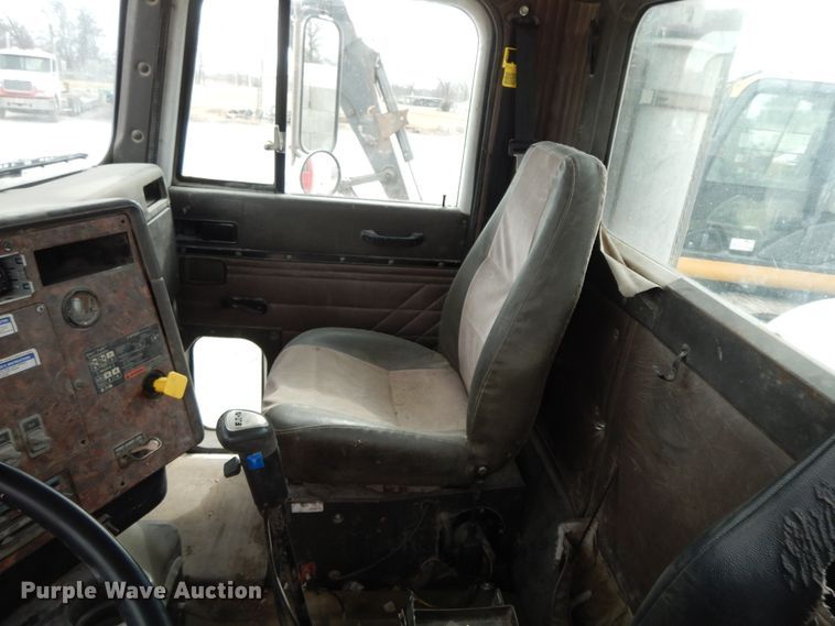 image for item HO9324 1998 International Paystar 5000  ready mix truck