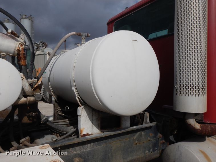 image for item HO9324 1998 International Paystar 5000  ready mix truck