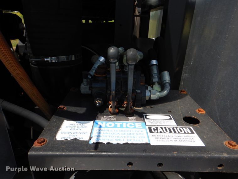 image for item HT9251 2004 Sterling L-Line  vacuum truck