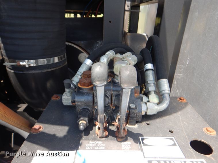 image for item HT9251 2004 Sterling L-Line  vacuum truck