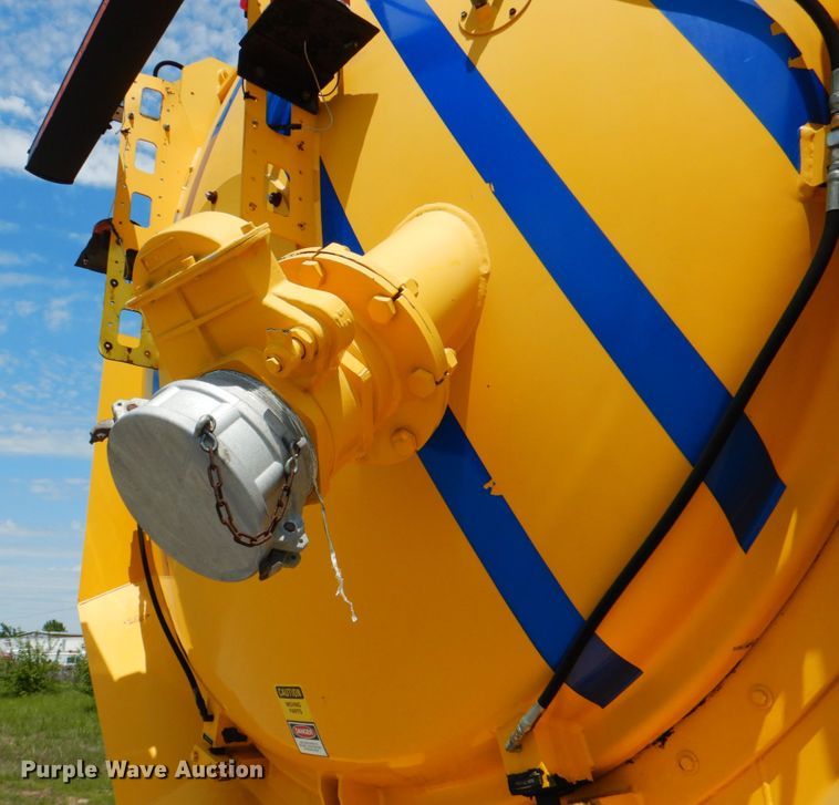 image for item HT9251 2004 Sterling L-Line  vacuum truck