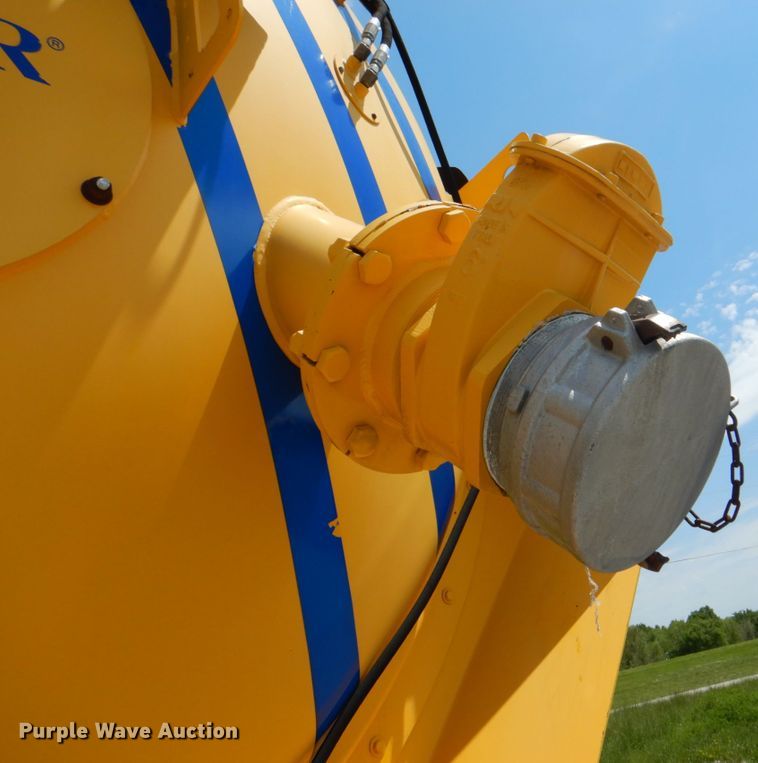 image for item HT9251 2004 Sterling L-Line  vacuum truck