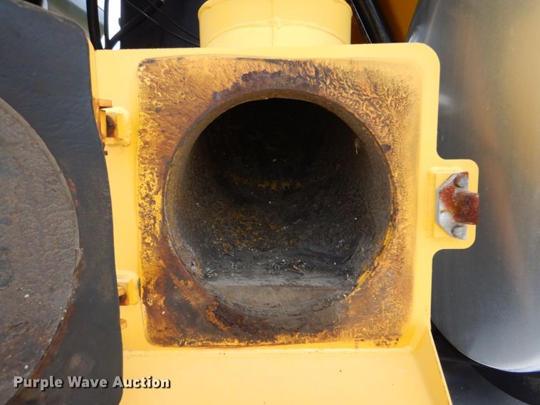 image for item HT9251 2004 Sterling L-Line  vacuum truck