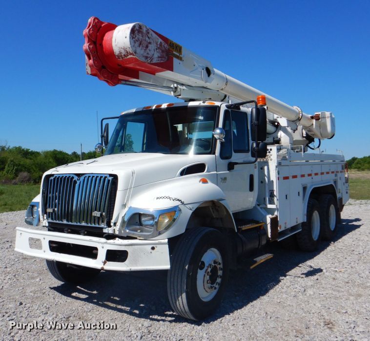 image for item HX9236 2004 International 7400  bucket truck