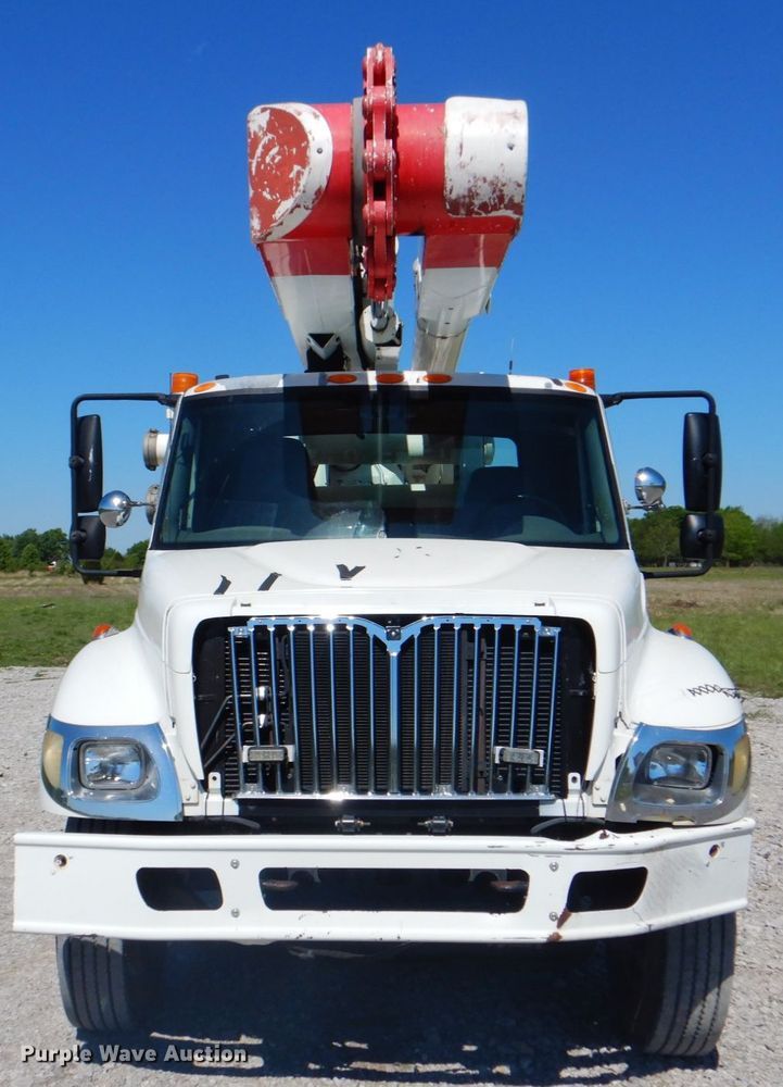 image for item HX9236 2004 International 7400  bucket truck